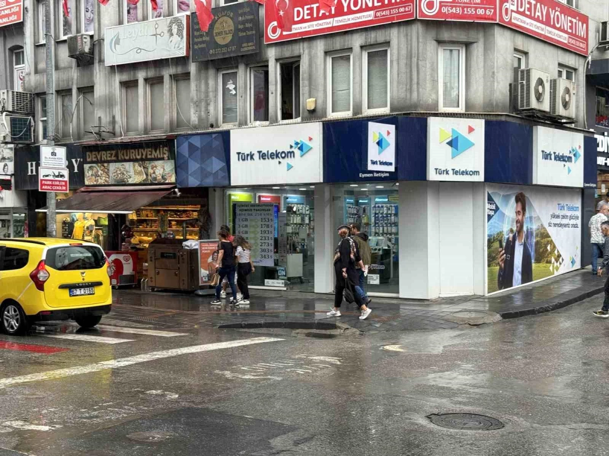 Zonguldak’ta Sağanak Yağışa Hazırlıksız Yakalanan Vatandaşlar İş Hanlarına ve Dükkanlara Sığındı